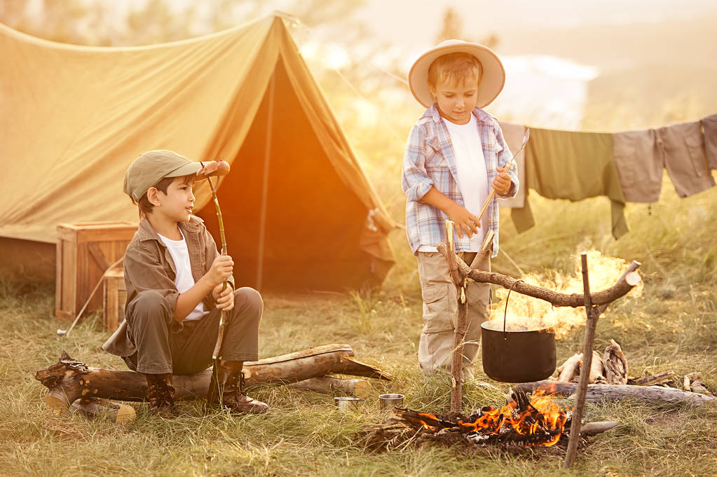Dvě děti sedící kolem táborového ohně  - Fotografie, Obrázek