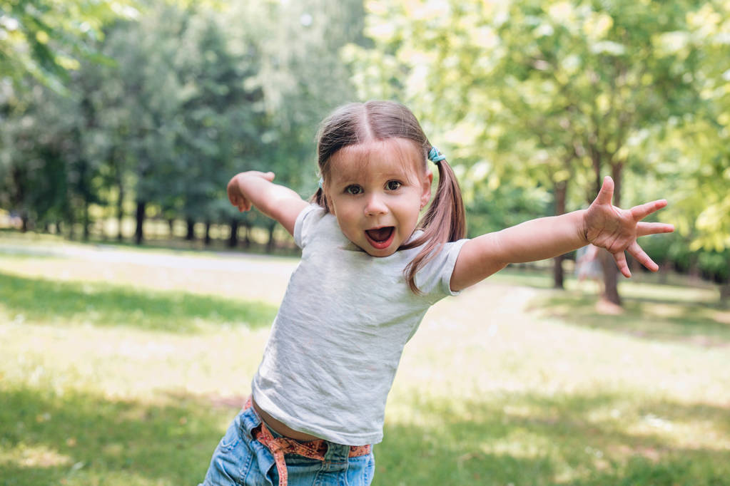 Yaz parkında mutlu küçük çocuk. Mutluluk ve özgürlük - Fotoğraf, Görsel