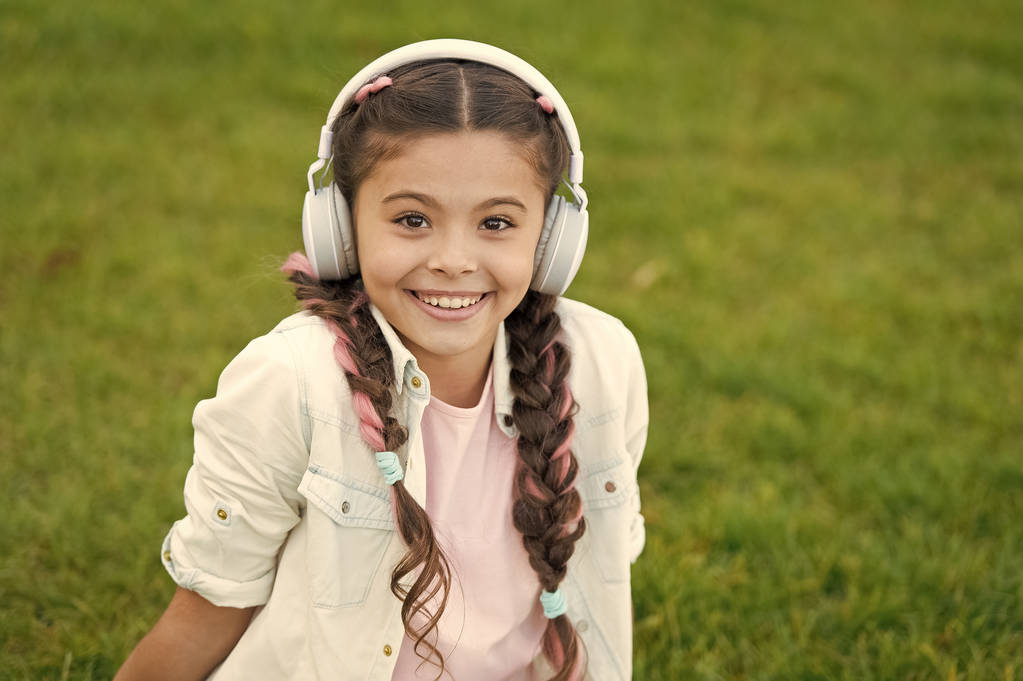 Kinderglück. mp3-Player. Kleines Kind hört eBook, Bildung. Kindertag. Audiotechnik. kleines Mädchen mit Kopfhörer. Musik hören. Schönheit und Mode. Zeit zum Entspannen - Foto, Bild