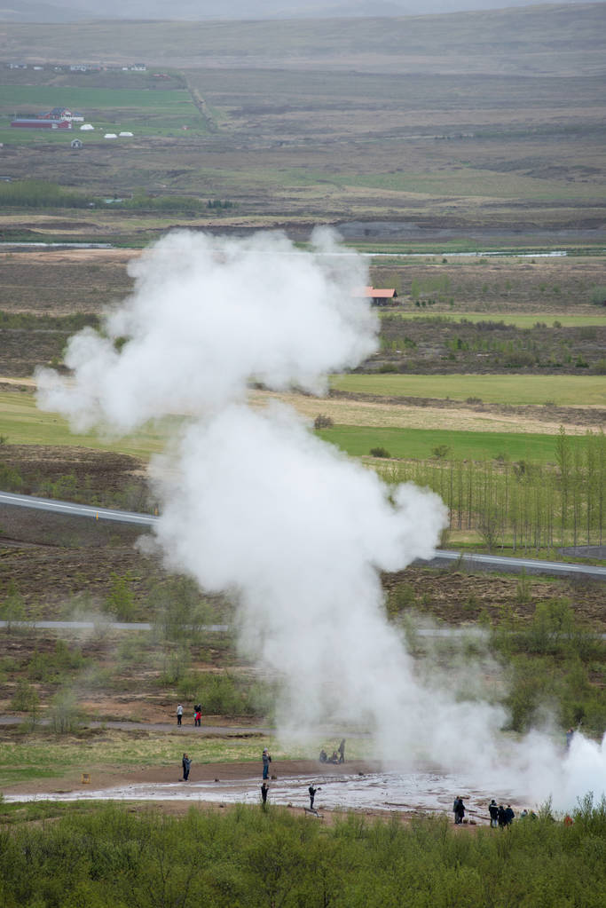Turistas que visitan Strokkur geyser en Islandia
 - Foto, Imagen