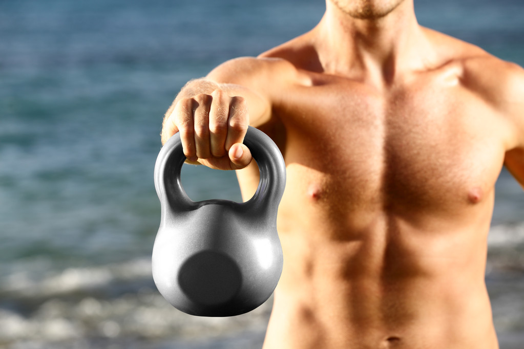 άνθρωπος γυμναστήριο Crossfit προπόνηση με kettlebell - Φωτογραφία, εικόνα