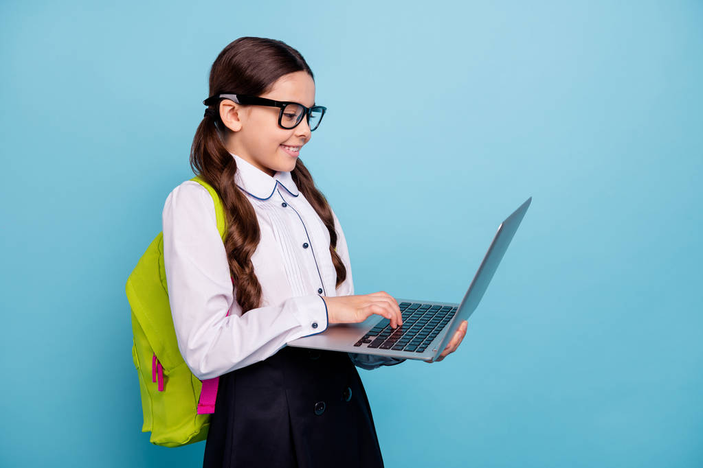 Foto de perfil de la escuela lady aula tecnologías modernas lección portátil manos usar especificaciones camisa blanca aislado fondo azul
 - Foto, imagen