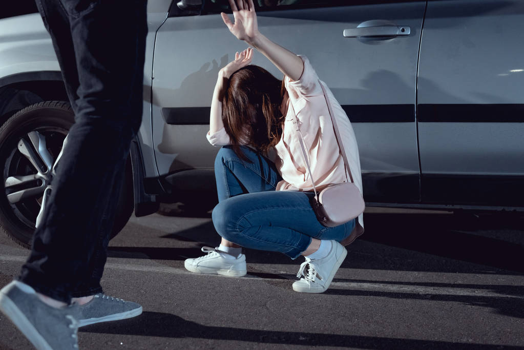 Dieb greift Frau nachts in der Nähe von Auto an - Foto, Bild