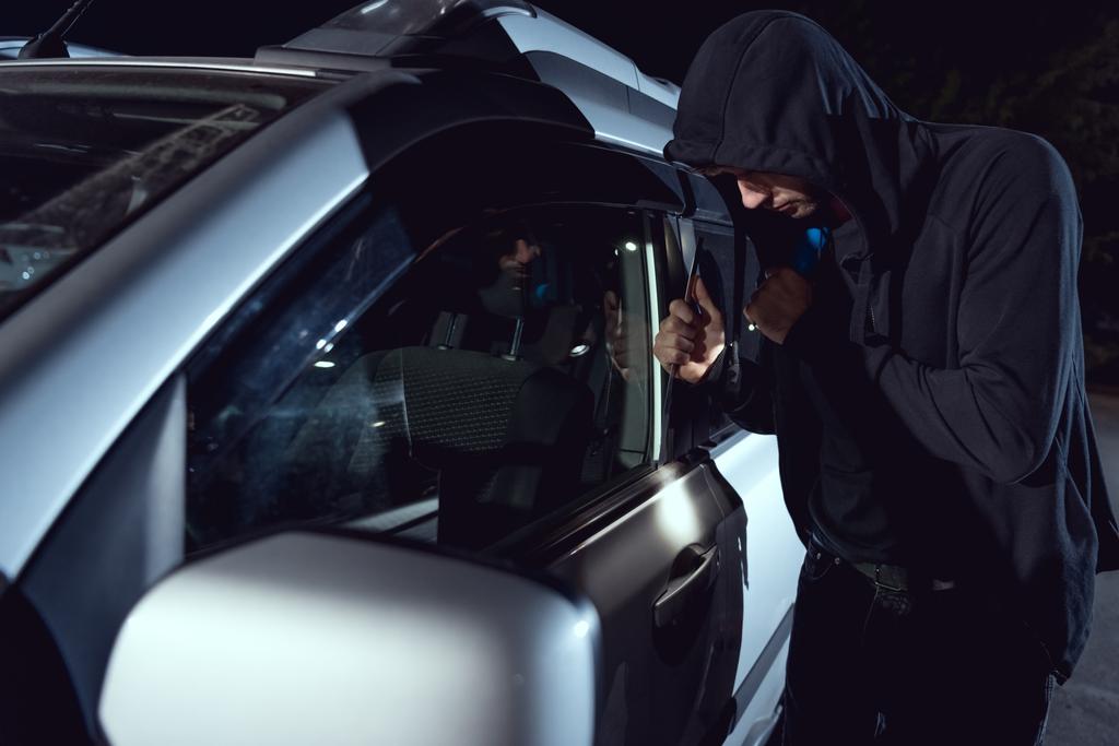 gece feneri ve levye ile hırsız izinsiz araba - Fotoğraf, Görsel