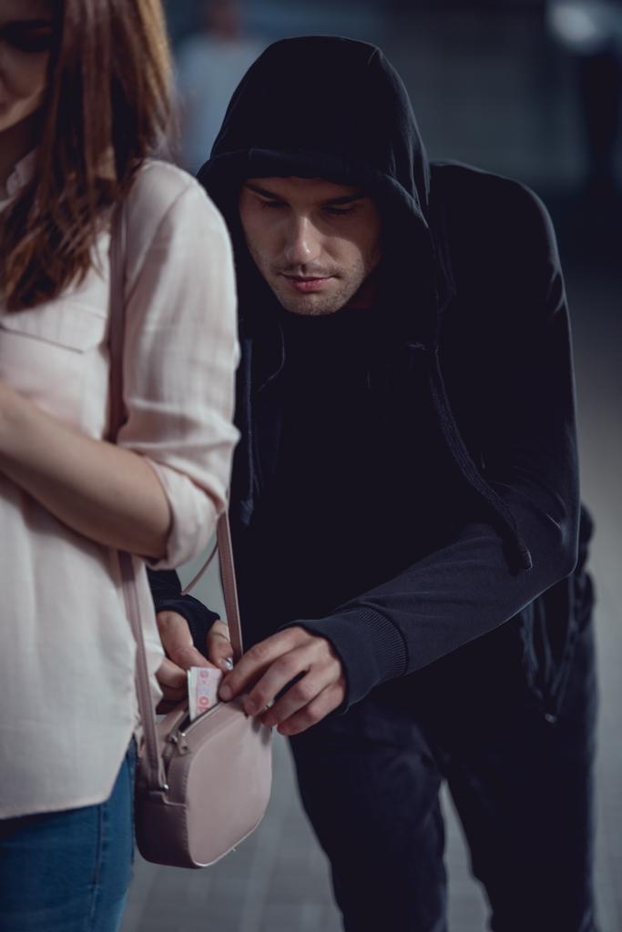 hoodie hırsız kadın çanta para çalmak - Fotoğraf, Görsel