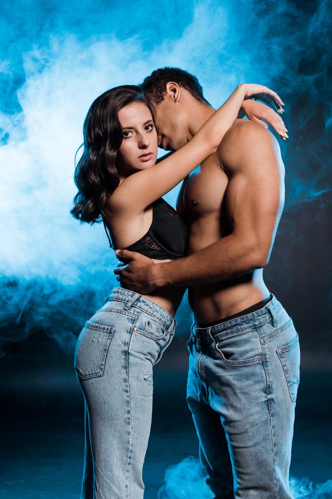 bi-rotu mies halaus seksikäs nuori nainen sinisellä savulla
  - Valokuva, kuva