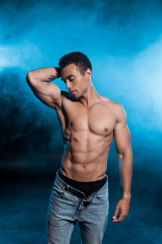 szexi vegyes verseny férfi tetoválás megható haját állva kék a füst  - Fotó, kép