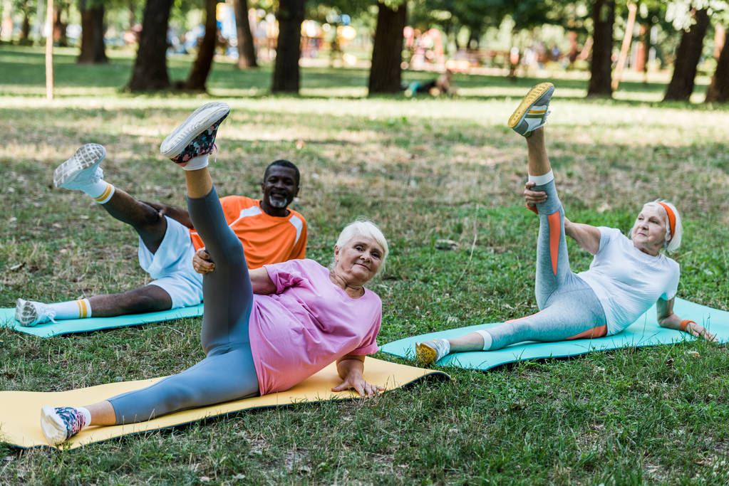 sénior afroamericano hombre y mujeres haciendo ejercicio en fintess esteras
 - Foto, Imagen