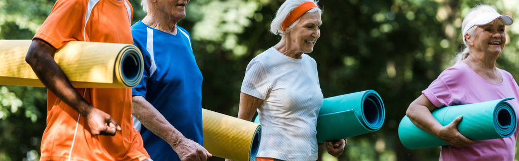 panoramiczny strzał szczęśliwych emerytów i wieloetnicznych emerytów posiadających Maty fitness  - Zdjęcie, obraz