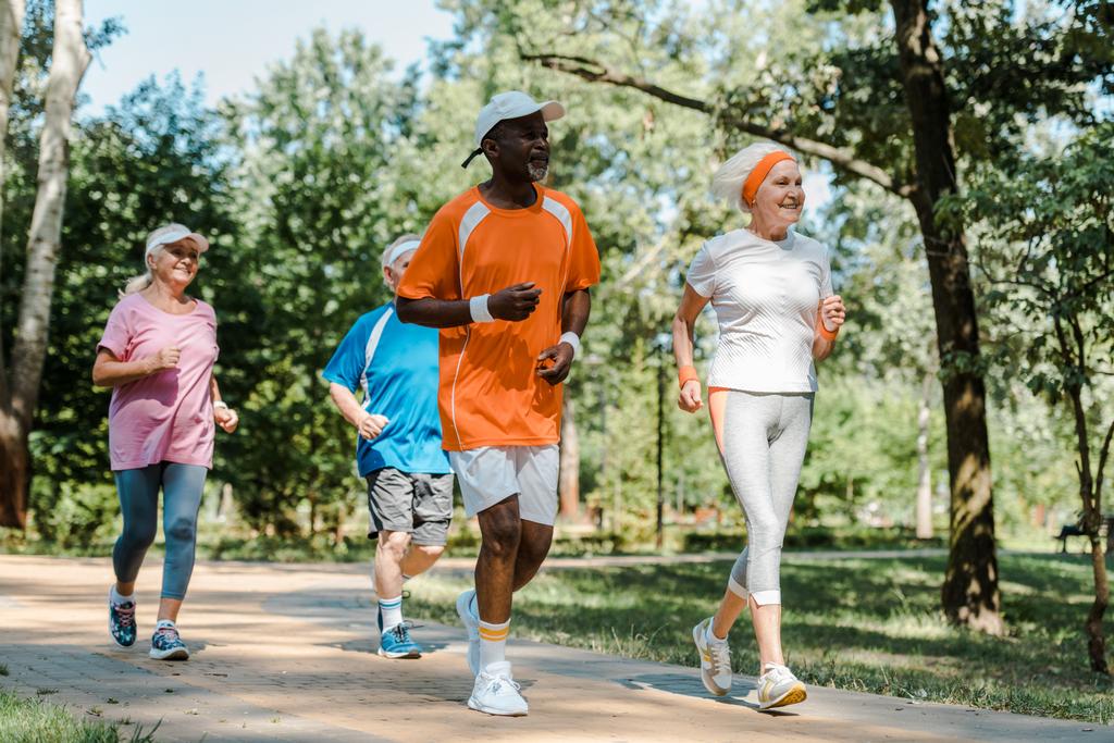 heureux multiculturels et retraités hommes et femmes courir dans le parc
  - Photo, image