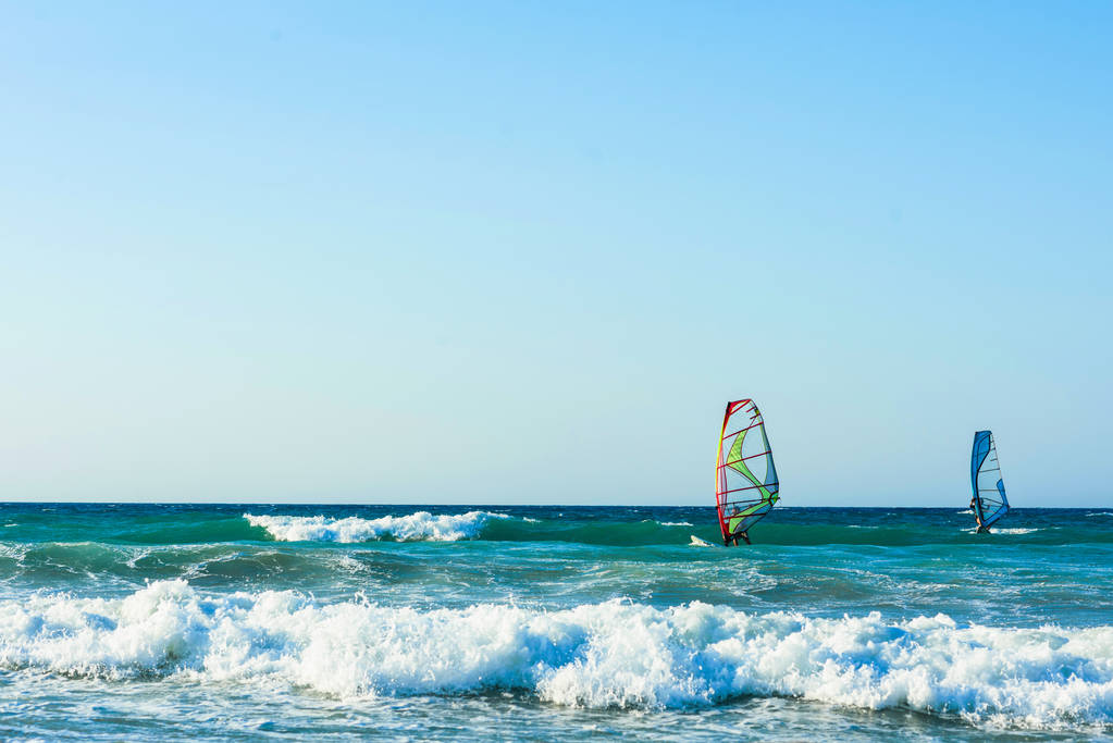 Вид на синее море с волнами и лодкой
  - Фото, изображение
