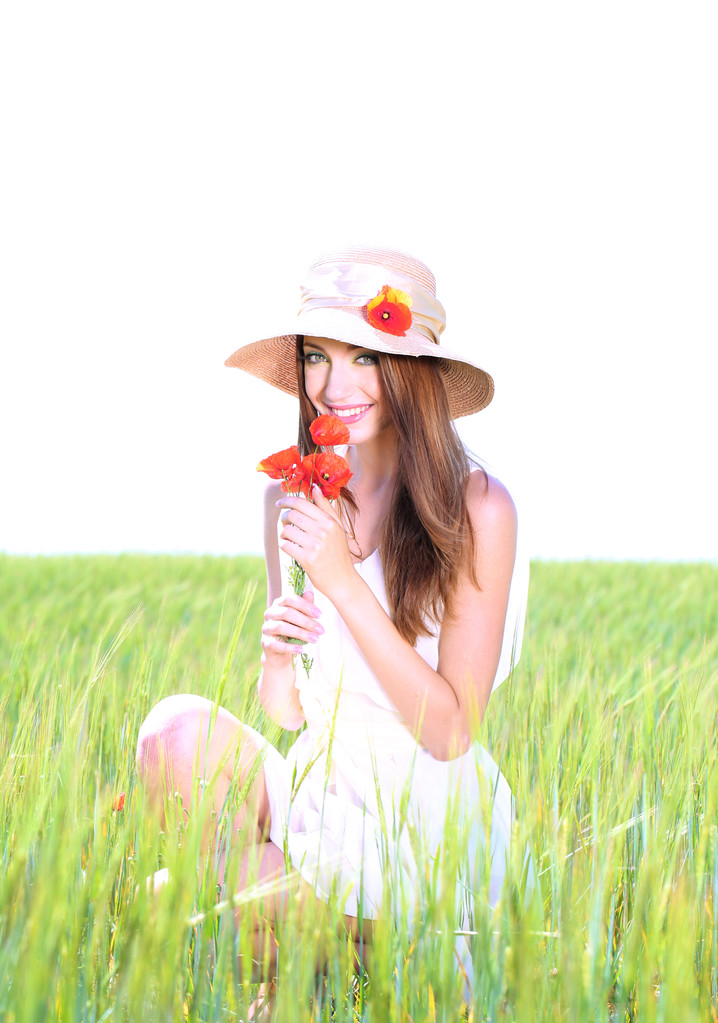 πορτρέτο του όμορφη νεαρή γυναίκα με παπαρούνες στο πεδίο - Φωτογραφία, εικόνα