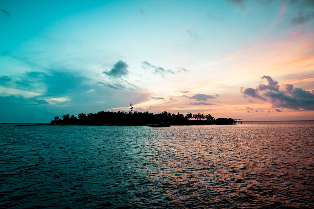 cielo del atardecer con la isla de Maldivas
 - Foto, imagen