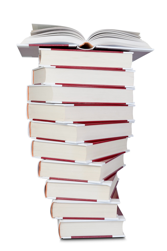 uma pilha de livros com uma parte superior aberta. volta para a escola em um branco bac - Foto, Imagem