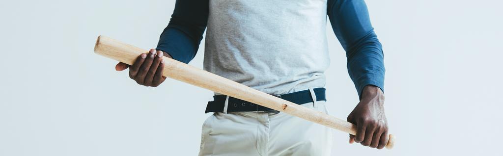 bijgesneden beeld van African American sportman Holding Baseball bat geïsoleerd op grijs, panoramische schot - Foto, afbeelding