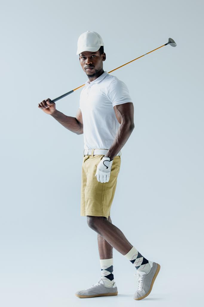 впевнені афроамериканців гольф-плеєр дивлячись на камеру на сірий фон - Фото, зображення