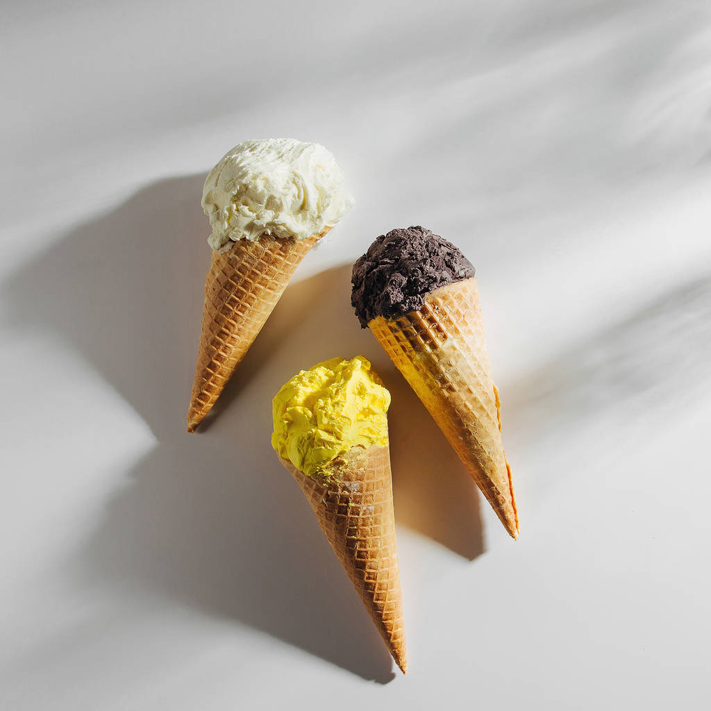 cones de sorvete no fundo branco
 - Foto, Imagem