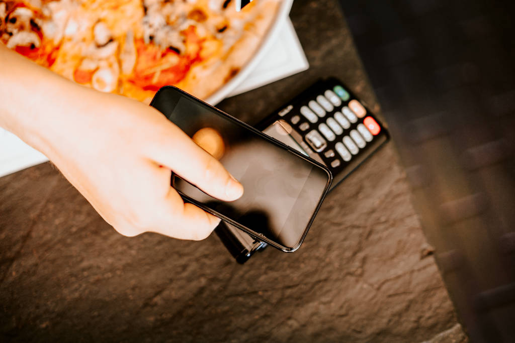 Bliska szczegóły smartphone płacić w restauracji, mobilny system płatności - Zdjęcie, obraz
