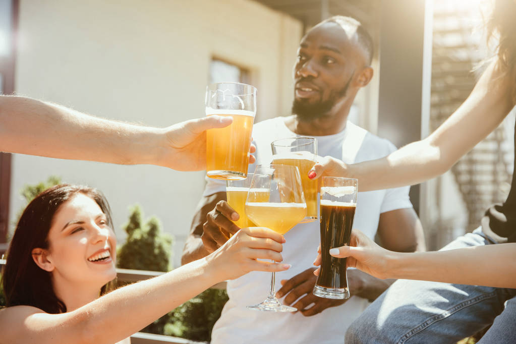 Νέα ομάδα φίλων που πίνουν μπύρα και γιορτάζουν μαζί - Φωτογραφία, εικόνα