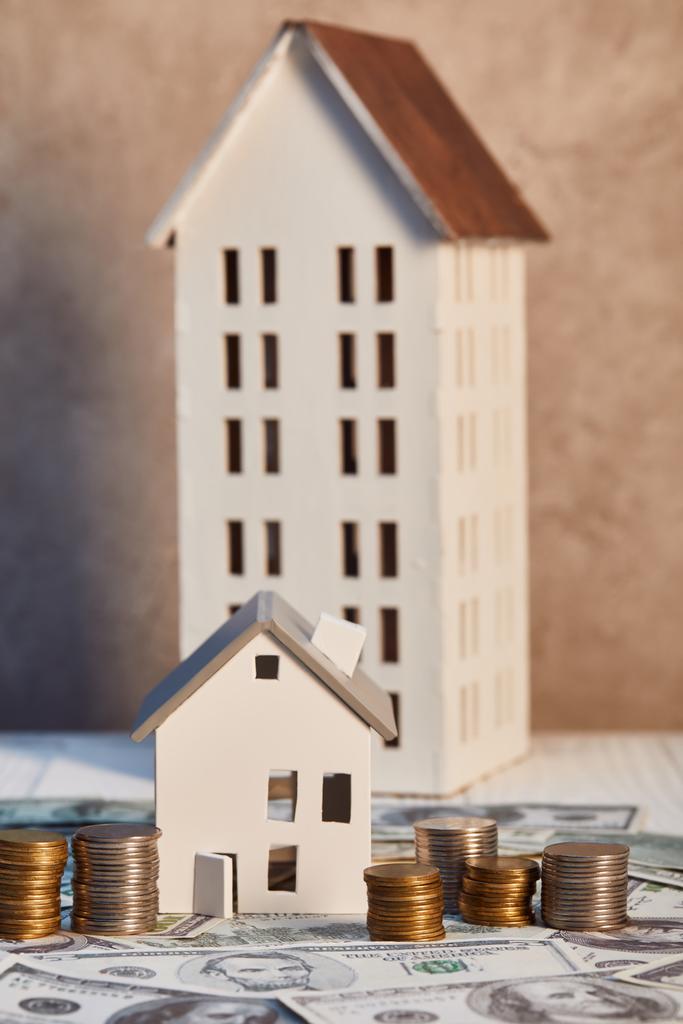 Häuser Modelle auf weißem Holztisch in der Nähe von Geld, Immobilienkonzept - Foto, Bild