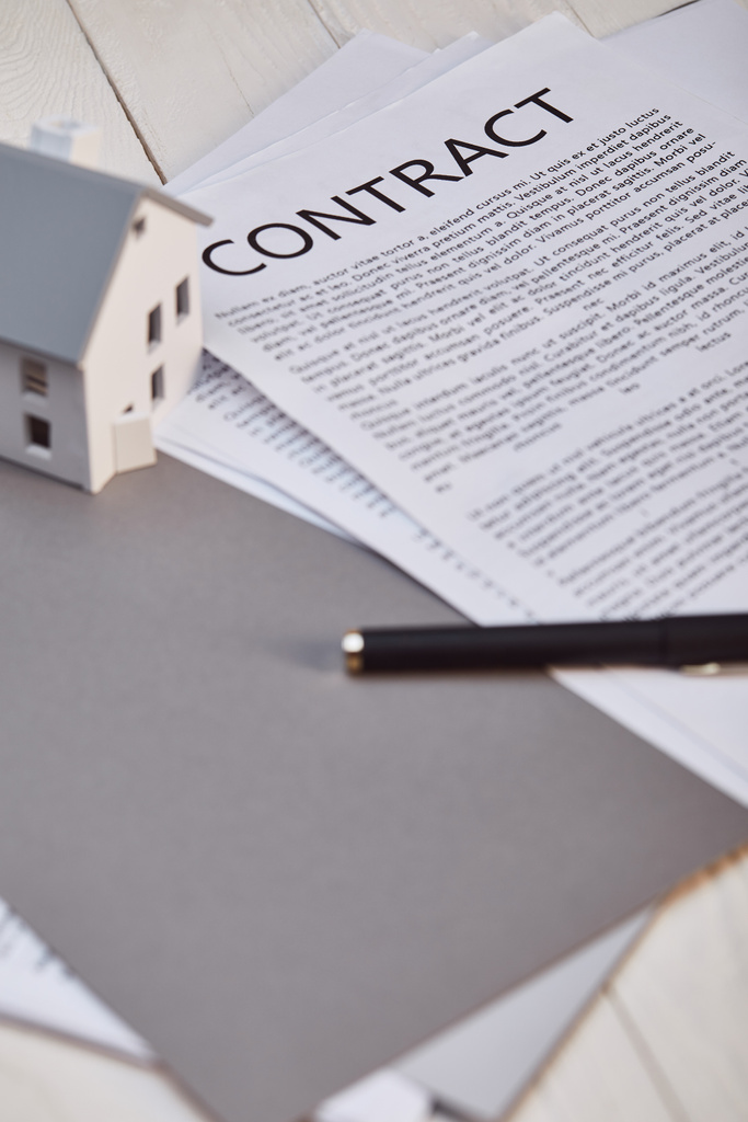 modèle de maison sur table en bois blanc près de contrat et stylo, concept immobilier
 - Photo, image