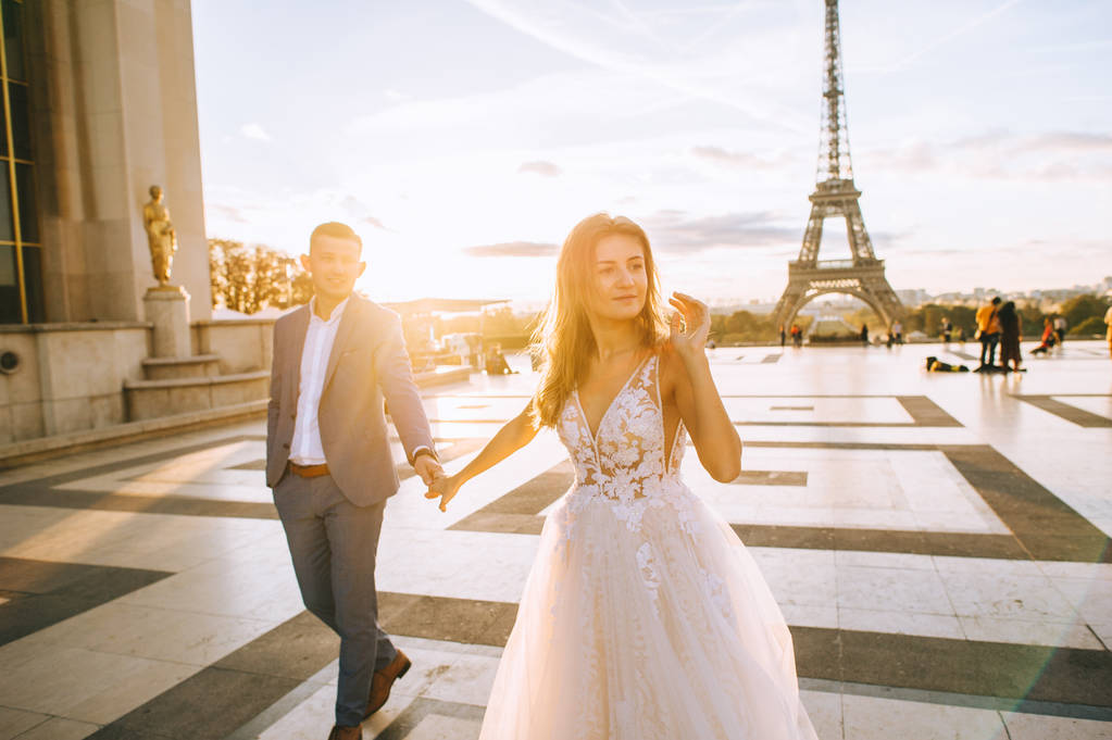 Boldog romantikus házaspárt ölelgetés közelében Eiffel-torony P - Fotó, kép