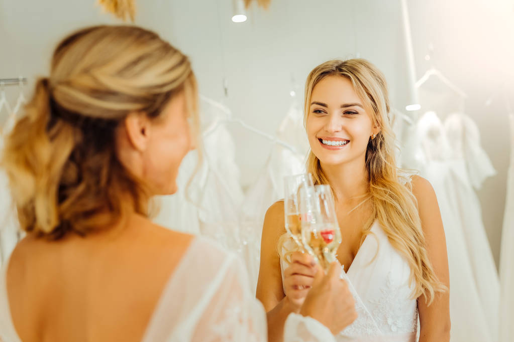 Két menyasszony zeng pohár pezsgő együtt. - Fotó, kép