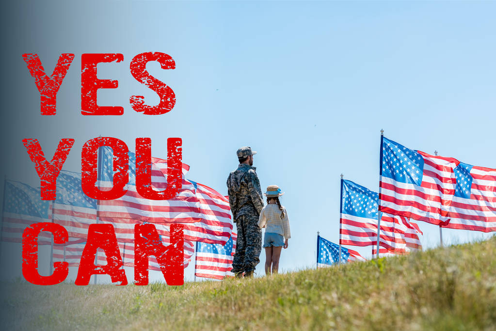 człowiek w mundurze wojskowym stojący z córką w pobliżu amerykańskich flag z tak można ilustracji - Zdjęcie, obraz