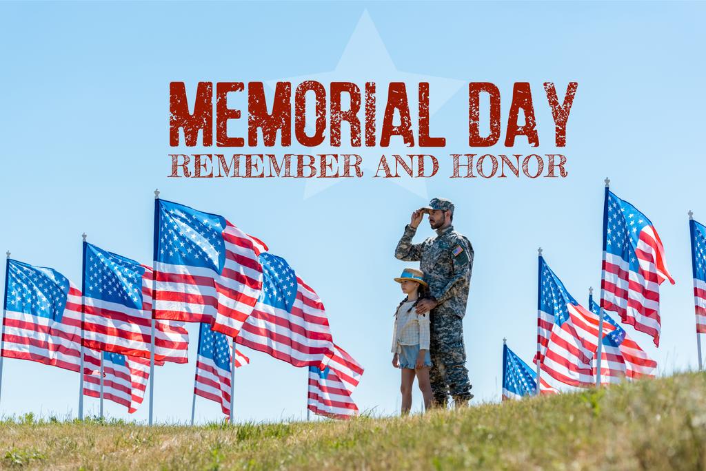 επιλεκτική εστίαση του πατέρα σε στρατιωτική στολή στέκεται με χαριτωμένο παιδί κοντά στις αμερικανικές σημαίες με την ημέρα μνημόσυνο, θυμηθείτε και τιμή εικόνα - Φωτογραφία, εικόνα
