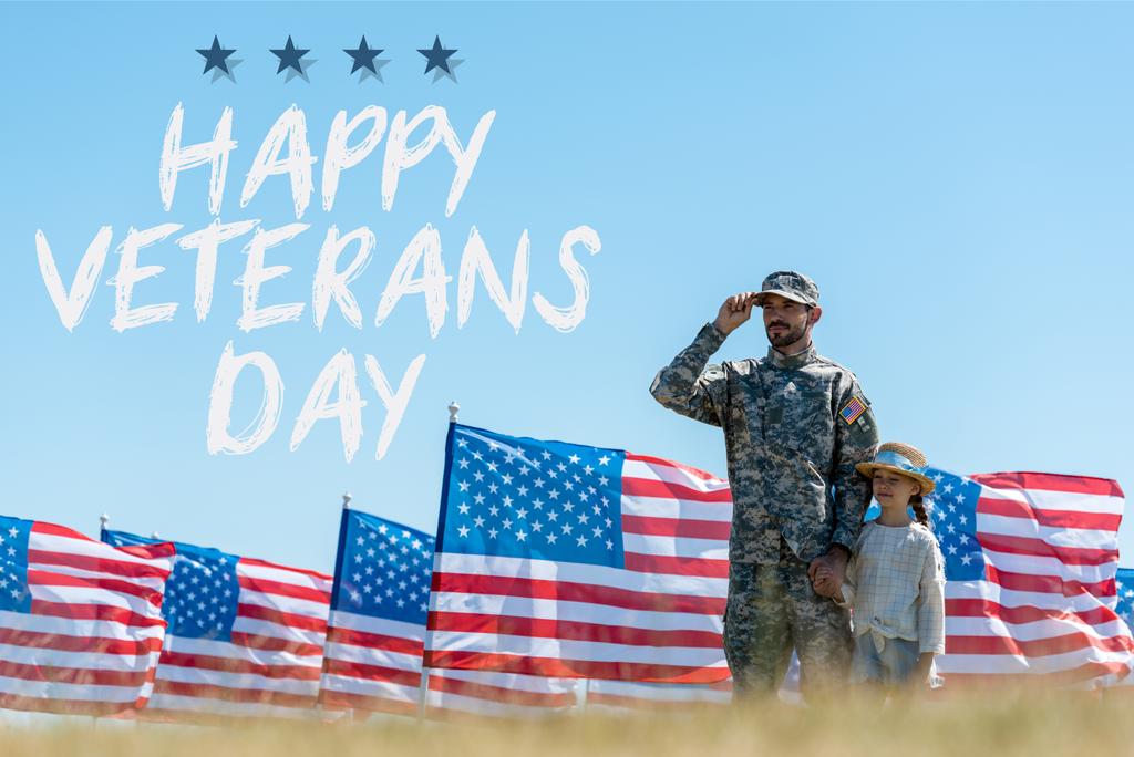 幸せな退役軍人の日のイラストとアメリカの旗の近くにかわいい子供と立って軍服の父の選択的な焦点 - 写真・画像