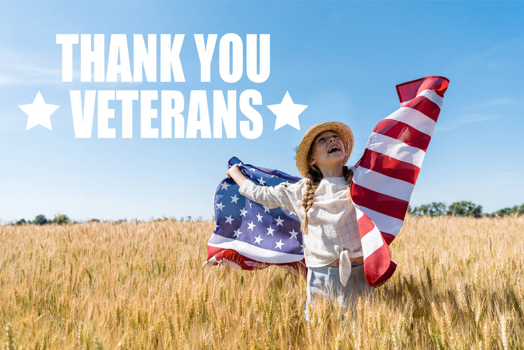 vrolijke kind in stro hoed Holding Amerikaanse vlag in gouden veld met tarwe met dank u veteranen illustratie - Foto, afbeelding