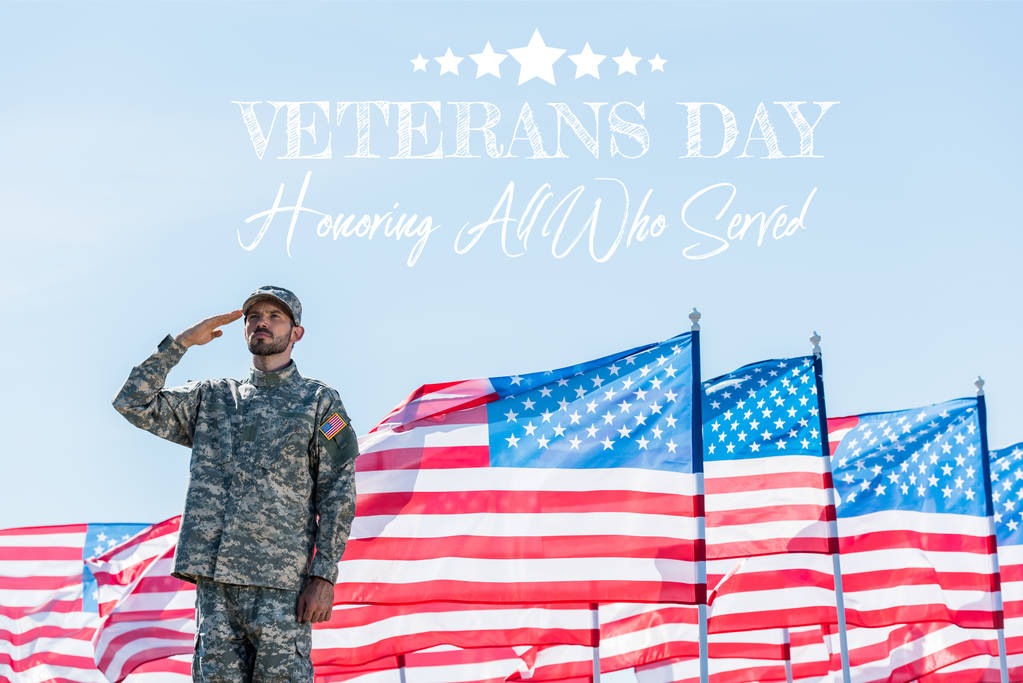 軍服を着た愛国的な兵士は、退役軍人の日と星条旗でアメリカの旗の近くに敬礼を与え、イラストを務めたすべての人に敬意を表します - 写真・画像