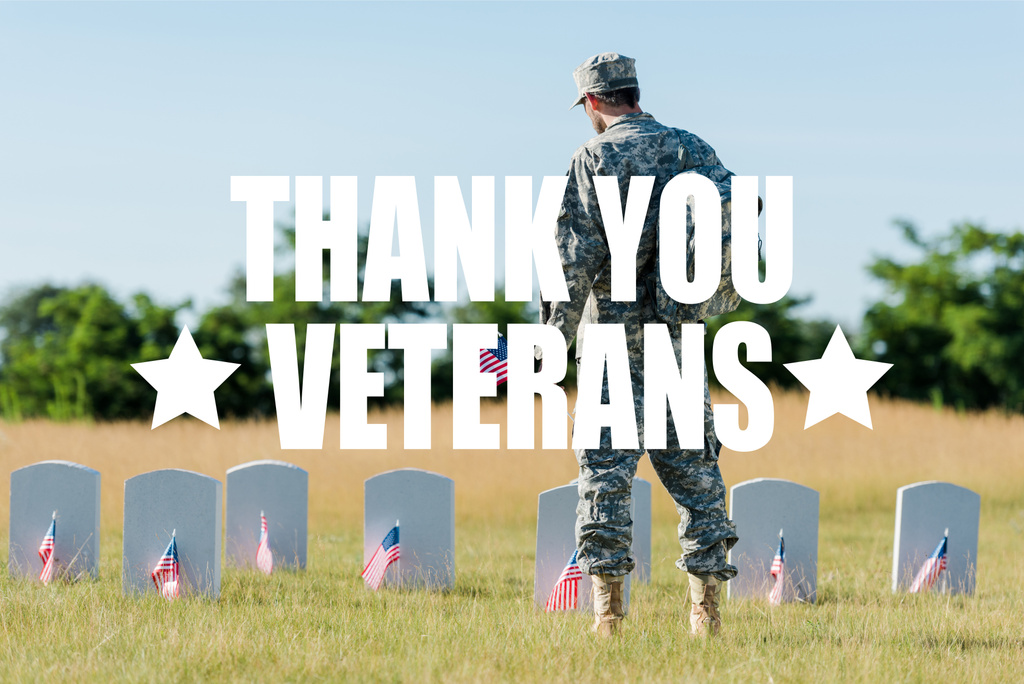 Rückseite Ansicht eines Soldaten mit amerikanischer Flagge in der Nähe von Grabsteinen auf dem Friedhof mit Danksagung Veteranen Illustration - Foto, Bild