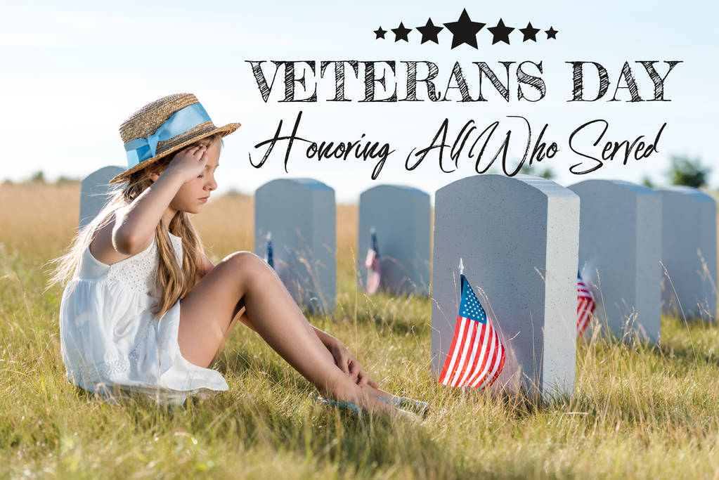 Kind mit Strohhut salutiert, während es in der Nähe von Grabsteinen mit amerikanischen Flaggen mit Veteranentag sitzt und alle ehrt, die der Illustration dienten - Foto, Bild
