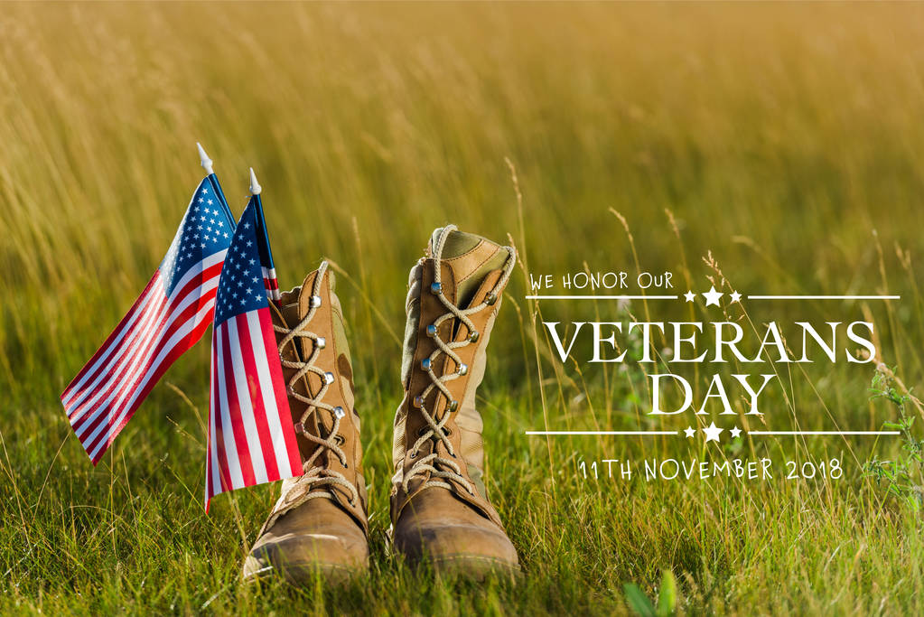 wojskowe buty w pobliżu amerykańskiej flagi z gwiazdami i paski na trawie z weteranów dzień ilustracji - Zdjęcie, obraz