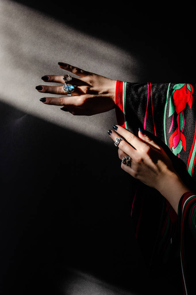 Frauenhand mit Ringen - Foto, Bild