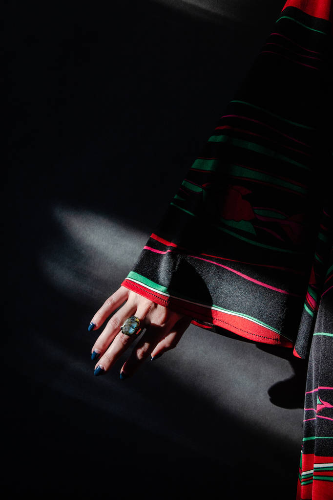 Yüzüklü kadın eli - Fotoğraf, Görsel