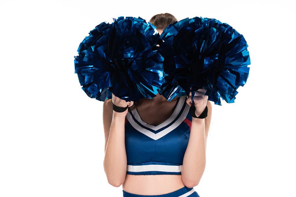 cheerleader meisje in blauw uniform met obscure gezicht en pompoms geïsoleerd op wit - Foto, afbeelding