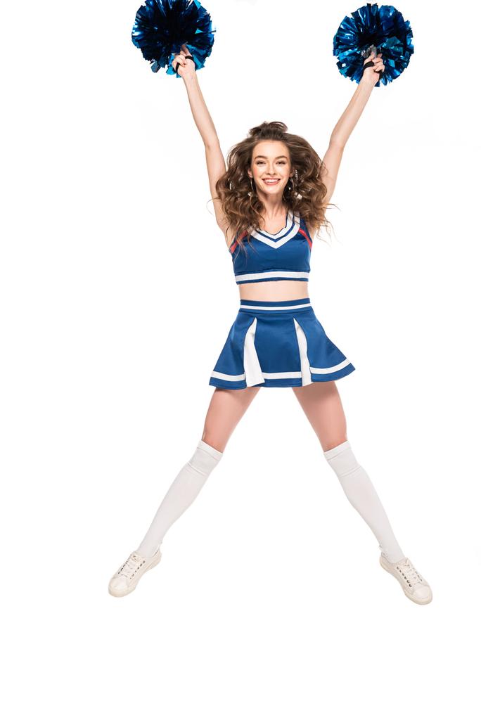 felice cheerleader ragazza in uniforme blu e ghette saltando con pompon isolati su bianco
 - Foto, immagini