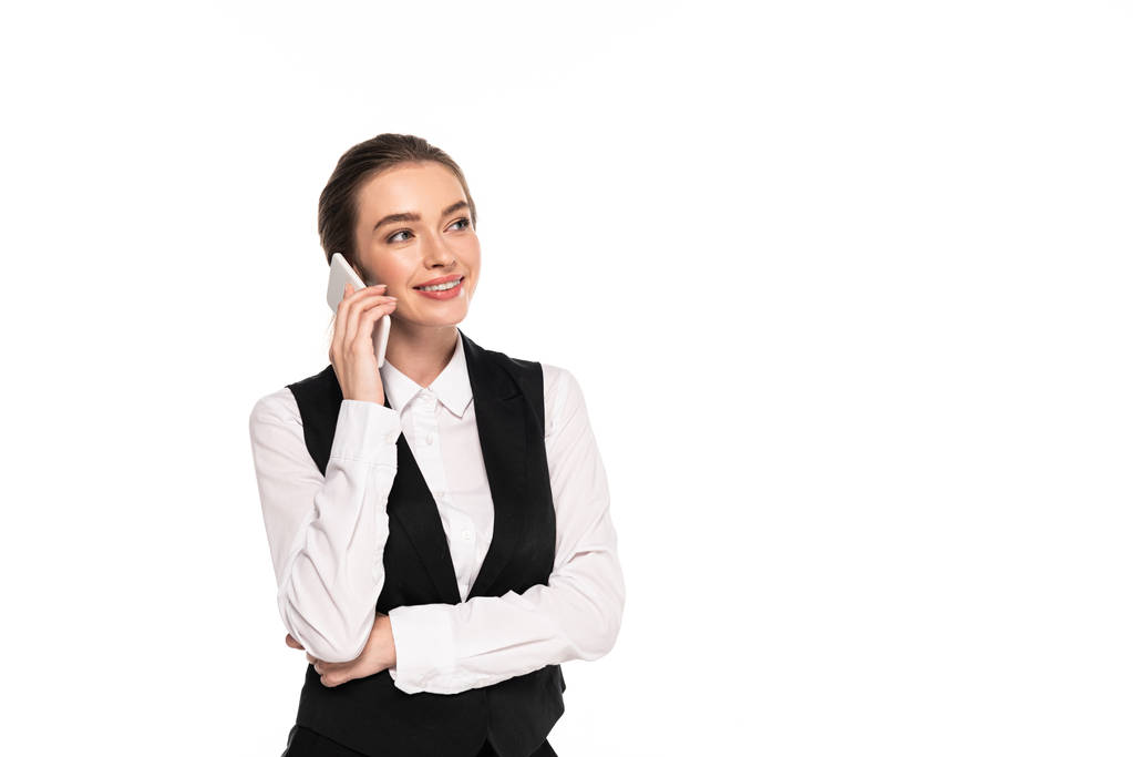 felice giovane cameriera parlando su smartphone isolato su bianco
 - Foto, immagini