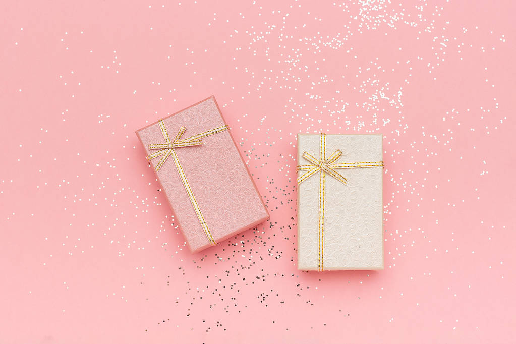 Due scatole regalo di colori pastello su sfondo rosa, Vista dall'alto
 - Foto, immagini