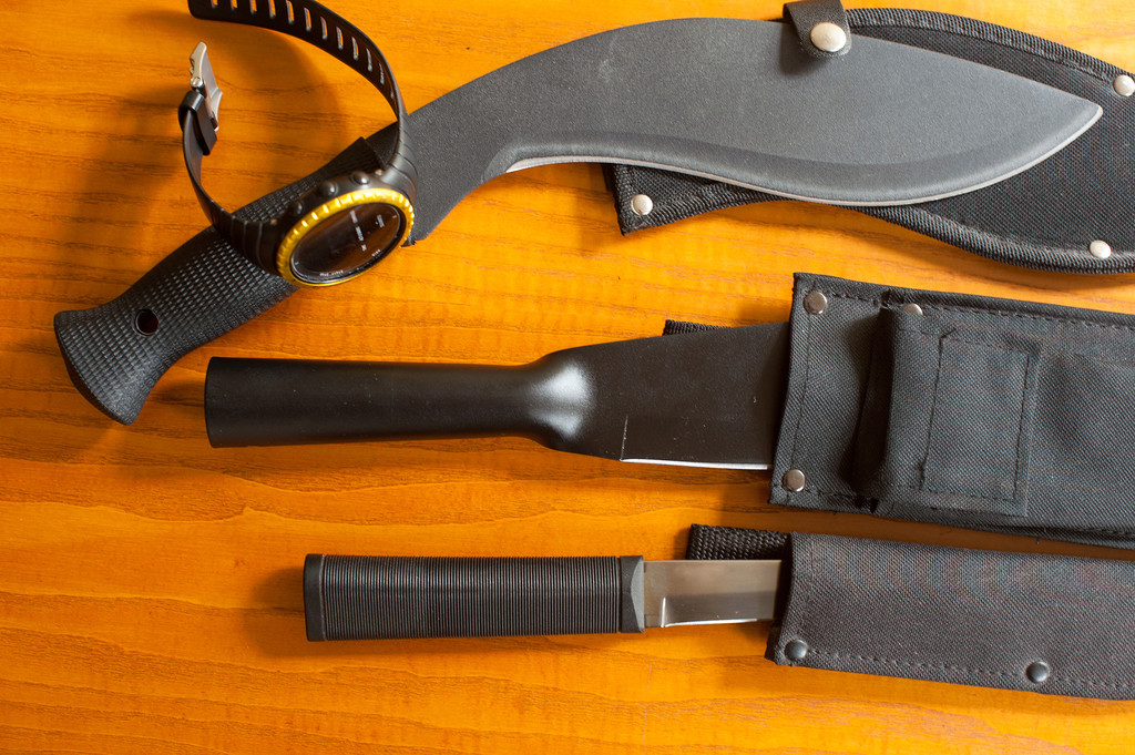 Військові ножі та шабля ізольовані на дерев'яному фоні
 - Фото, зображення