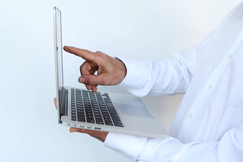 homem de negócios em uma camisa branca com um laptop na mão, close-up, espaço de cópia
 - Foto, Imagem