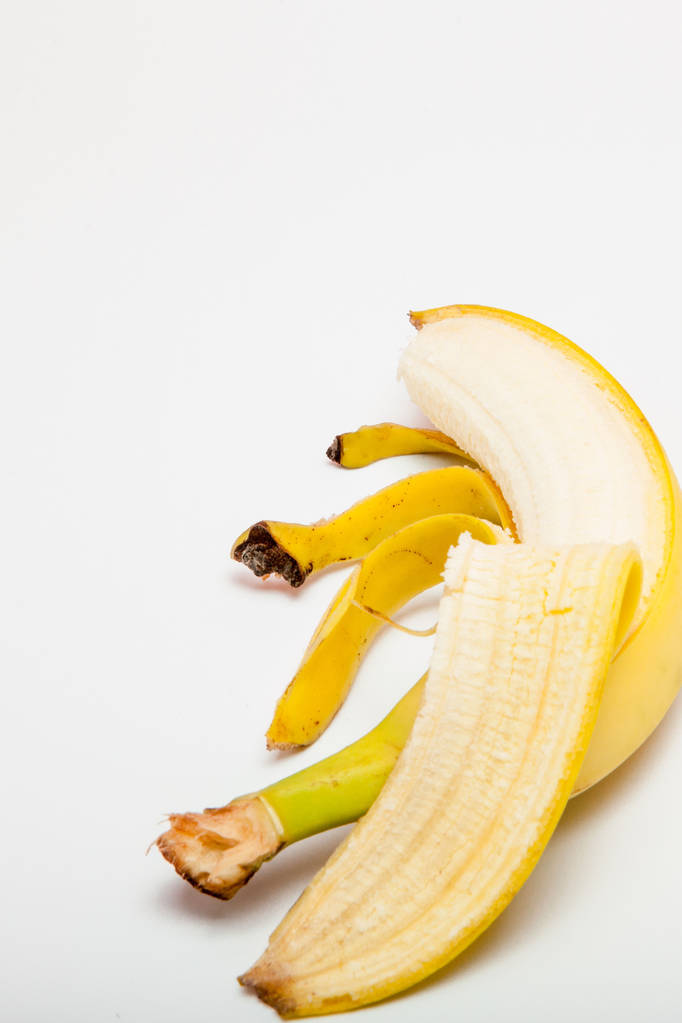Geïsoleerde tros bananen vruchten. Geschilde gesneden bananen geïsoleerd op witte achtergrond - Foto, afbeelding