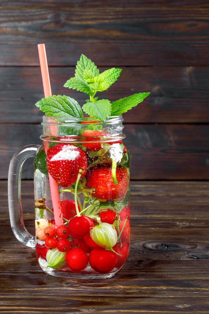 Bebida fresca fresca de cereza jugosa madura, fresa, grosella y g
 - Foto, imagen