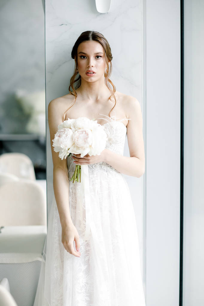  Braut in einem modischen Brautkleid in einem schönen Restaurant - Foto, Bild