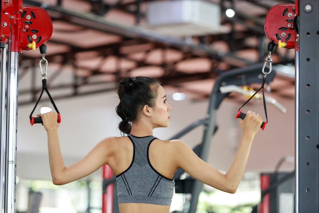 Fitness kobieta noszenie słuchawki cardio trening na siłowni. - Zdjęcie, obraz