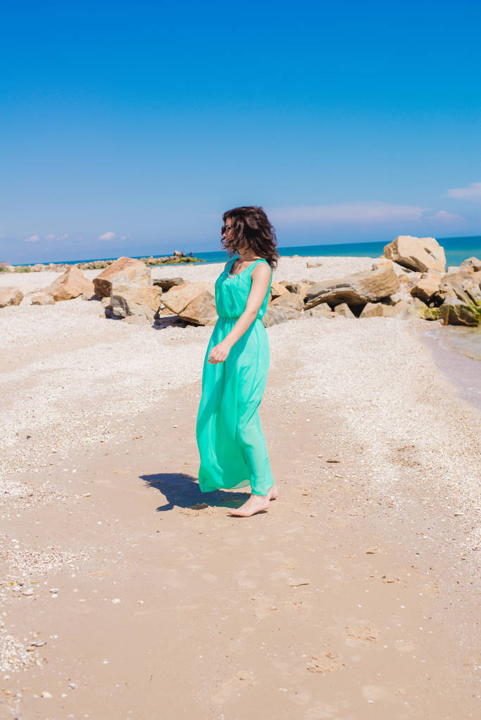 Joven hermosa chica en un vestido largo en la playa
  - Foto, Imagen