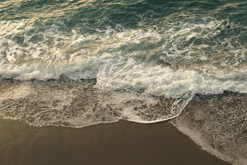 epické vylití moře s vlnami a pěnou, která se rozlila na pláž - Fotografie, Obrázek