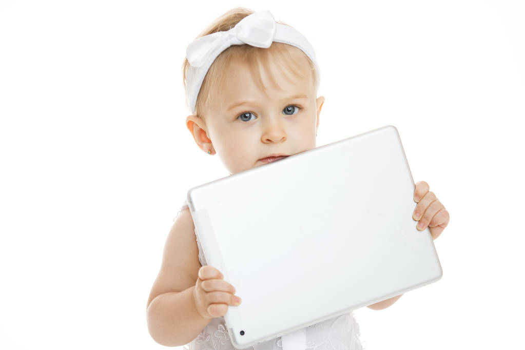 mała dziewczynka w kolorze białym z tabletem - Zdjęcie, obraz